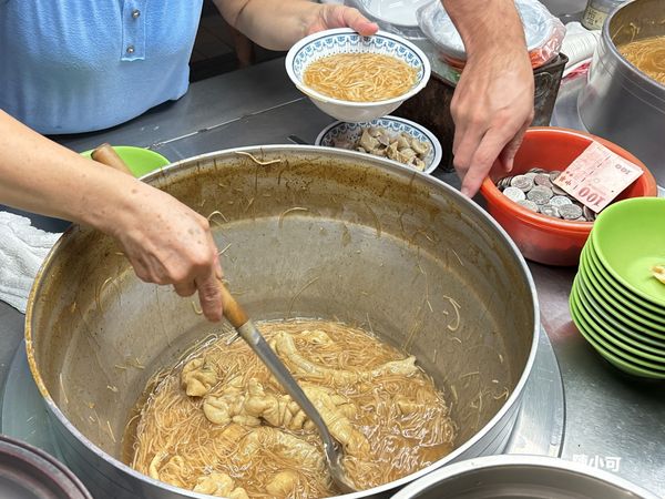 ▲▼蘆洲美食三輪車大腸麵線，營業至凌晨兩點的麵線攤車。（圖／陳小可提供）