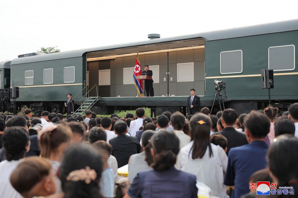 ▲▼金正恩搭乘綠皮專用列車探訪災區，抵達平安北道義州郡。（圖／翻攝自朝中社）