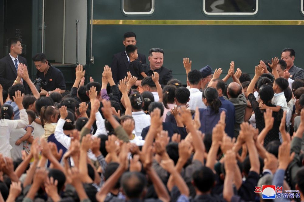 ▲▼金正恩搭乘綠皮專用列車探訪災區，抵達平安北道義州郡。（圖／翻攝自朝中社）