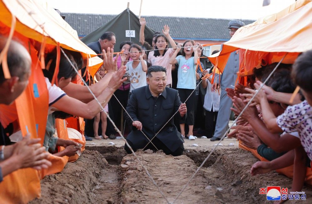 ▲▼金正恩展現高度親和力。（圖／翻攝自朝中社）