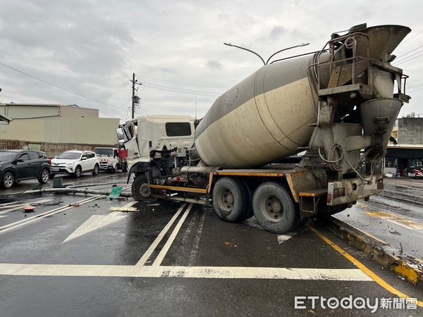 ▲一輛預拌混凝土車疑似天雨路滑造成失控自撞交通號誌            。（圖／記者吳世龍翻攝）