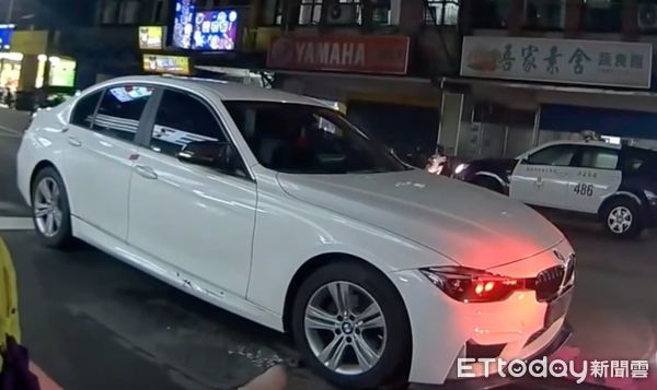 ▲▼▲BMW轎車違規併排又懸掛假車牌，警方定依規定扣牌移置車輛。(圖／記者邱中岳翻攝）