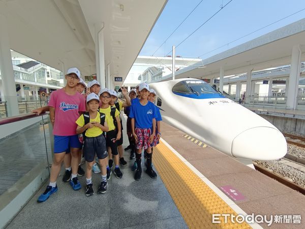 ▲▼經過三天高強度的激烈比賽，東森盃海峽兩岸(連城)少年棒球邀請賽的參賽小將在東森文化基金會的安排下，搭乘大陸當地動車，近距離觀賞大貓熊，造訪世界文化遺產鼓浪嶼，體驗鷺江夜遊。（圖／記者湯興漢攝）