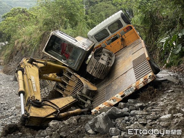 ▲▼             南投十甲聯外產業道路路基被掏空，拖板車行經該處時下陷傾倒。（圖／民眾提供，下同）