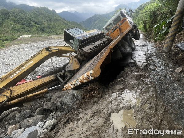 ▲▼             南投十甲聯外產業道路路基被掏空，拖板車行經該處時下陷傾倒。（圖／民眾提供，下同）