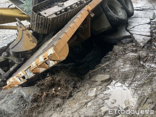 ▲▼             南投十甲聯外產業道路路基被掏空，拖板車行經該處時下陷傾倒。（圖／民眾提供，下同）