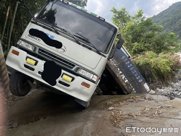 ▲▼             南投十甲聯外產業道路路基被掏空，拖板車行經該處時下陷傾倒。（圖／民眾提供，下同）