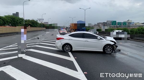 ▲▼國道1號台南仁德路段10日發生小客車自撞護欄。（圖／記者林東良翻攝）