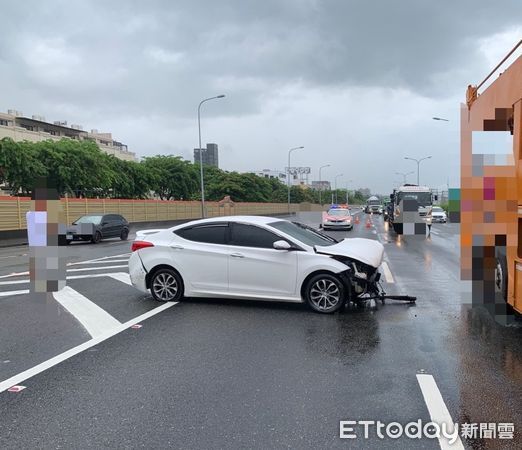 ▲▼國道1號台南仁德路段10日發生小客車自撞護欄。（圖／記者林東良翻攝）