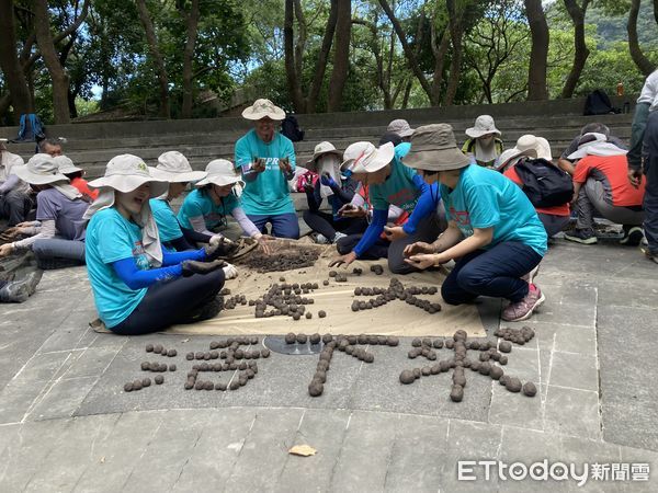 ▲▼地震後志工採集原生種植物種子，製作種子球拋撒於崩塌地上，以阻止外來種植物入侵。（圖／記者王兆麟翻攝，下同）