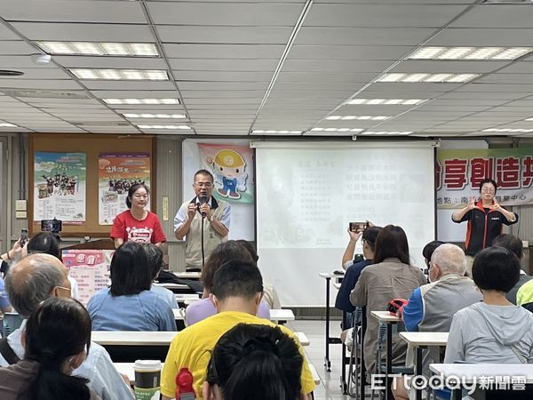 ▲台南市勞工局辦理「職場ㄟ大小事，分享創造共好」系列講座，10日邀請長期致力推廣本土文化及母語教育的劉惠蓉老師分享「新十二生相.俗語講故事」。（圖／記者林東良翻攝，下同）