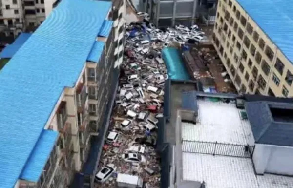 ▲▼陝西延安破紀錄暴雨！上百輛汽車遭沖走疊成山。（圖／翻攝CCTV）