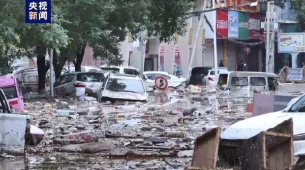 ▲▼陝西延安破紀錄暴雨！上百輛汽車遭沖走疊成山。（圖／翻攝CCTV）