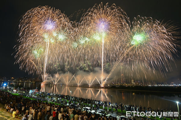 ▲▼2024大稻埕夏日節最終日壓軸場480秒煙火，大稻埕煙火。（圖／記者李毓康攝）