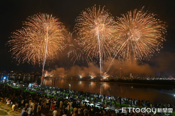 ▲▼2024大稻埕夏日節最終日壓軸場480秒煙火，大稻埕煙火。（圖／記者李毓康攝）