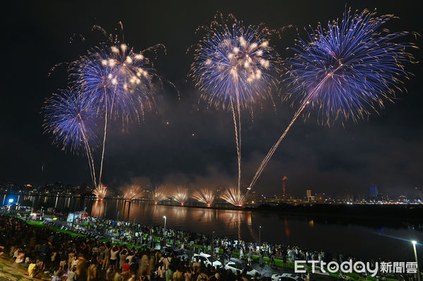 ▲▼2024大稻埕夏日節最終日壓軸場480秒煙火，大稻埕煙火。（圖／記者李毓康攝）