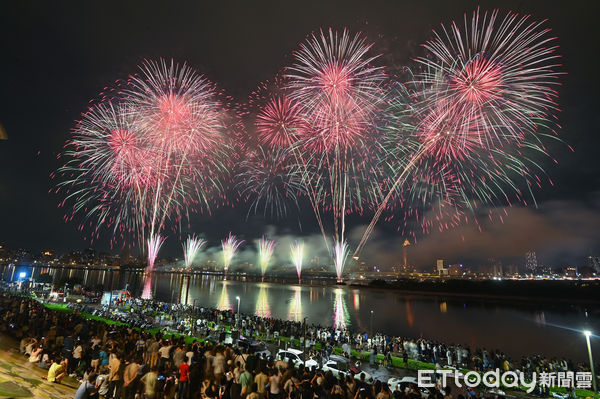 ▲▼2024大稻埕夏日節最終日壓軸場480秒煙火，大稻埕煙火。（圖／記者李毓康攝）