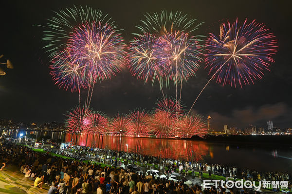 ▲▼2024大稻埕夏日節最終日壓軸場480秒煙火，大稻埕煙火。（圖／記者李毓康攝）