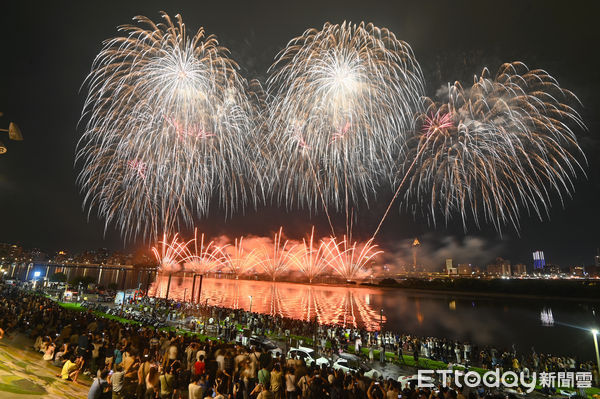 ▲▼2024大稻埕夏日節最終日壓軸場480秒煙火，大稻埕煙火。（圖／記者李毓康攝）