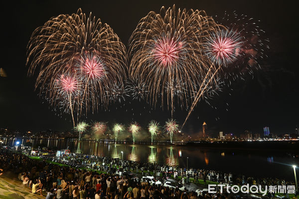 ▲▼2024大稻埕夏日節最終日壓軸場480秒煙火，大稻埕煙火。（圖／記者李毓康攝）