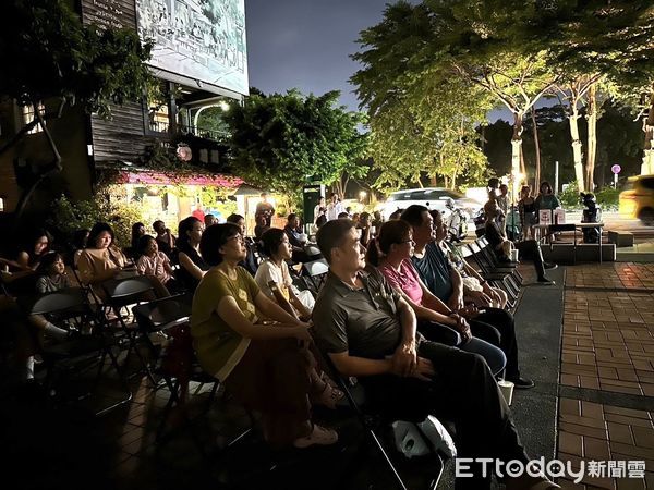 ▲台南七夕嘉年華於七夕夜當晚，於愛國婦人會館廣場放映電影《當男人戀愛時》，同時祭出限量冰品兌換活動。（圖／記者林東良翻攝，下同）