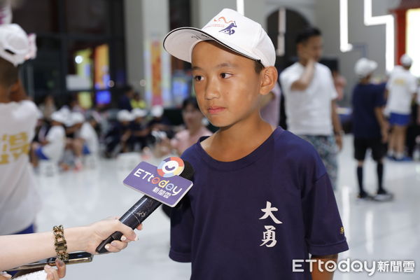 ▲▼為期八天的東森杯2024年海峽兩岸(連城)青少年棒球邀請賽暨福建參訪行程圓滿落幕，休業式上兩岸小朋友依依不捨互道再見。（圖／記者湯興漢攝）