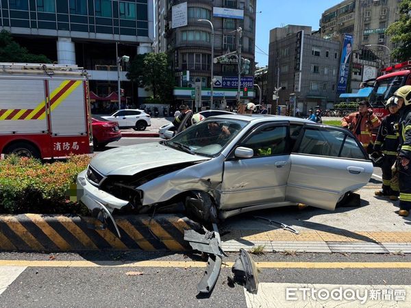 ▲▼胡男開車分心撿拾物品，不慎自撞分隔島受困。（圖／記者陸運陞翻攝）