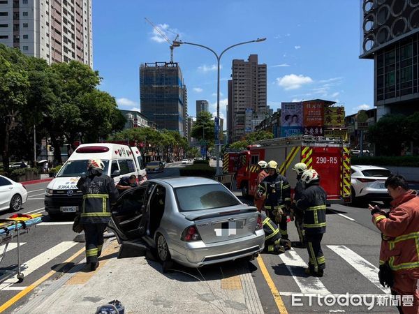 ▲▼胡男開車分心撿拾物品，不慎自撞分隔島受困。（圖／記者陸運陞翻攝）