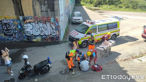 ▲台南市四草大橋11日下午2時7分許，有民眾報案指稱位在安南區段有人落水，消防人員急著下艇進行搜救時，竟發現疑自行落水的男子，已自行游上岸。 （圖／民眾提供）