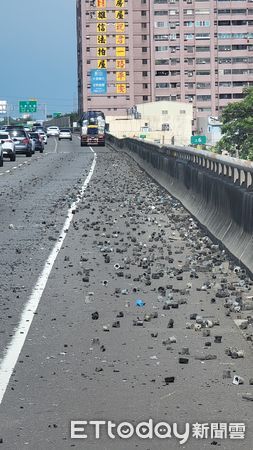 ▲▼塑膠零件散落台88快速道路          。（圖／記者吳奕靖翻攝）