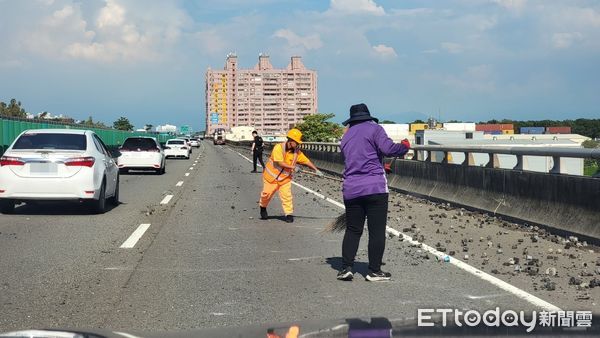 ▲▼塑膠零件散落台88快速道路          。（圖／記者吳奕靖翻攝）