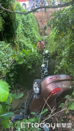 ▲▼沈女開車載女兒，車輛失控衝進山溝內。（圖／記者陳以昇翻攝）