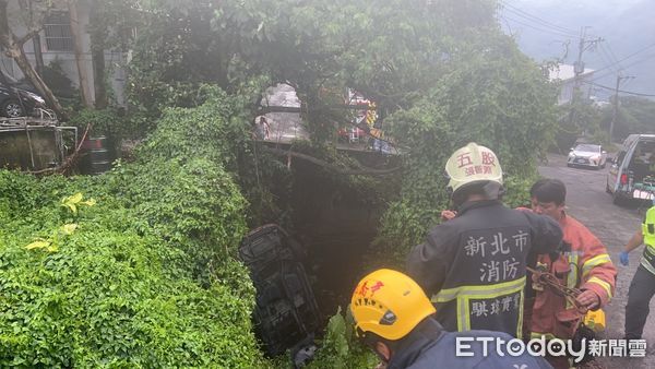 ▲▼沈女開車載女兒，車輛失控衝進山溝內。（圖／記者陳以昇翻攝）