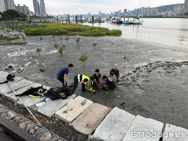 ▲▼李婦獨自進入淡水河，卡在河岸沙洲爛泥中被救起             。（圖／記者陳以昇翻攝）