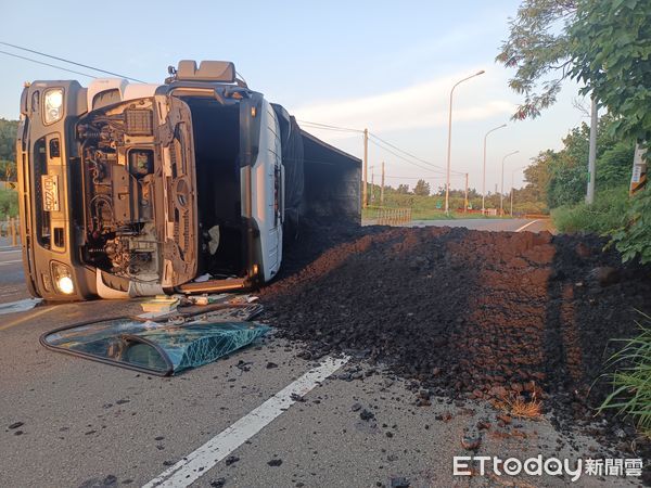 ▲台61線西濱快速公路後龍交流道，凌晨發生砂石車翻車事故，現場管制交通中。（圖／記者楊永盛攝）