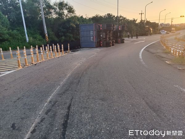 ▲台61線西濱快速公路後龍交流道，凌晨發生砂石車翻車事故，現場管制交通中。（圖／記者楊永盛攝）