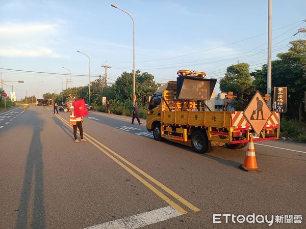 ▲台61線西濱快速公路後龍交流道，凌晨發生砂石車翻車事故，現場管制交通中。（圖／記者楊永盛攝）