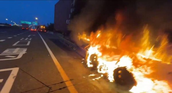 ▲國道彰化路段清晨發生火燒車。（圖／記者唐詠絮翻攝）