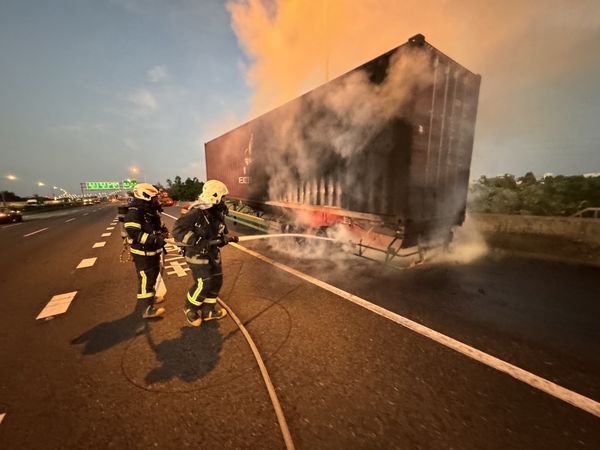 ▲國道彰化路段清晨發生火燒車。（圖／記者唐詠絮翻攝）