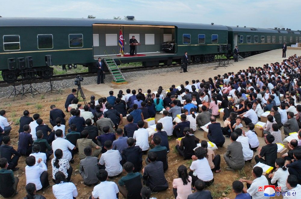 ▲▼金正恩搭乘率皮列車前往平安北道義州郡探訪災民，列車上停靠一輛高級黑色休旅車。（圖／翻攝自朝中社）