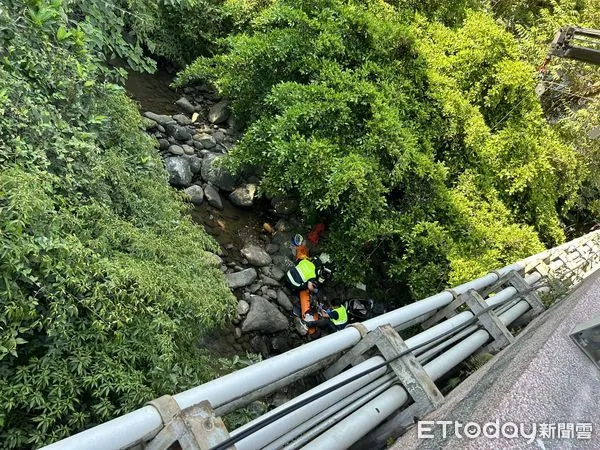 ▲▼新北2少年無照騎機車摔落橋下溪流             。（圖／記者陳以昇翻攝）