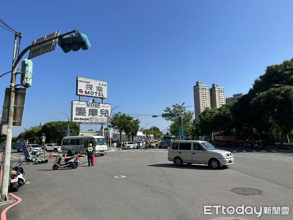 ▲▼吳男駕駛砂石車誤觸防塵網開關，導致勾到紅綠燈號誌並拉扯拽彎。（圖／記者陸運陞翻攝）