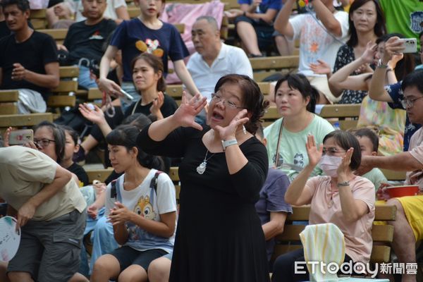 ▲台東縣海端鄉霧鹿國小與「林思宏 X5 醫師慈善基金會」11日於台北「大安森林公園」舉行「Kulumaha 回家吧！唱我們的歌」音樂祭。（圖／記者楊漢聲翻攝）