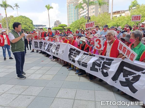 ▲▼彰化豬糞處理中心選址熱議，民眾聚集縣府抗議。（圖／記者唐詠絮攝）