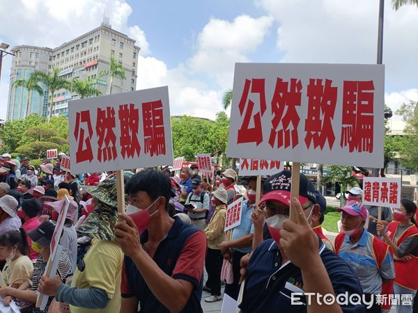 ▲▼彰化豬糞處理中心選址熱議，民眾聚集縣府抗議。（圖／記者唐詠絮攝）