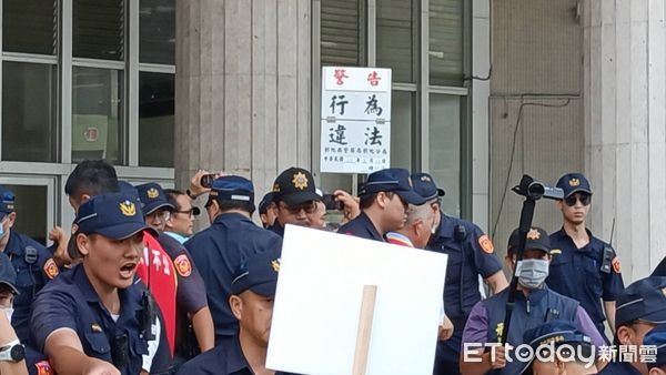 ▲▼彰化豬糞處理中心選址熱議，民眾聚集縣府抗議。（圖／記者唐詠絮攝）