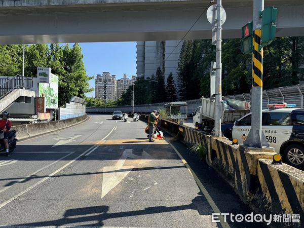 ▲▼李男騎機車疑似車速過快又輾壓到蛋液，導致自摔撞上分隔島。（圖／記者陸運陞翻攝）