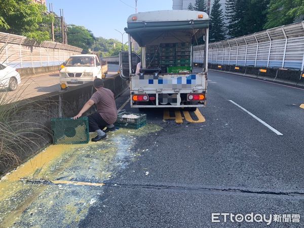 ▲▼李男騎機車疑似車速過快又輾壓到蛋液，導致自摔撞上分隔島。（圖／記者陸運陞翻攝）