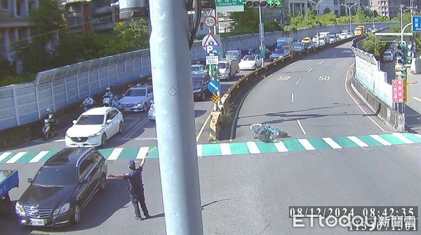 ▲▼李男騎機車疑似車速過快又輾壓到蛋液，導致自摔撞上分隔島。（圖／記者陸運陞翻攝）