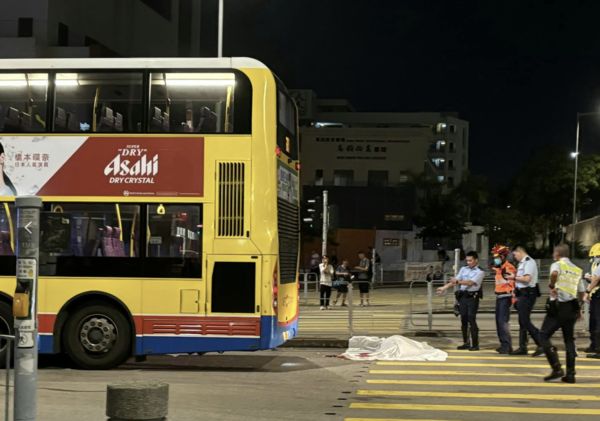 ▲▼跌出馬路遭公車輾過　香港婦人頭部重創當場身亡。（圖／翻攝Facebook LR chan）